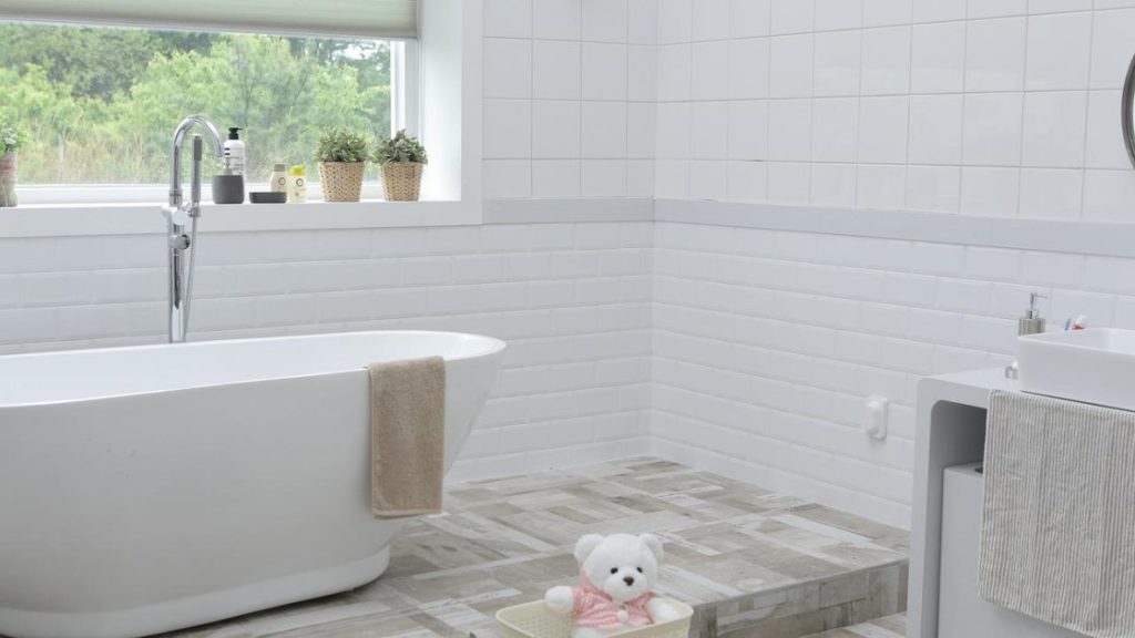 Professional reinigt schimmel in de badkamer met gespecialiseerde apparatuur