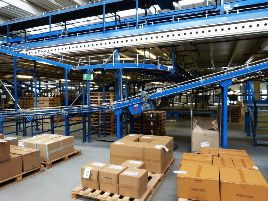 Transportbanden in industriële productieomgeving voor efficiënte materiaalverplaatsing