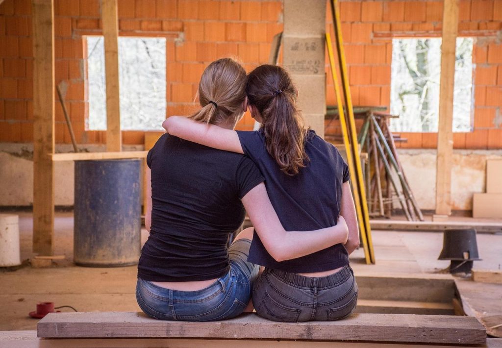 Doe-het-zelver werkt aan klusproject met innovatieve manieren en duurzame materialen
