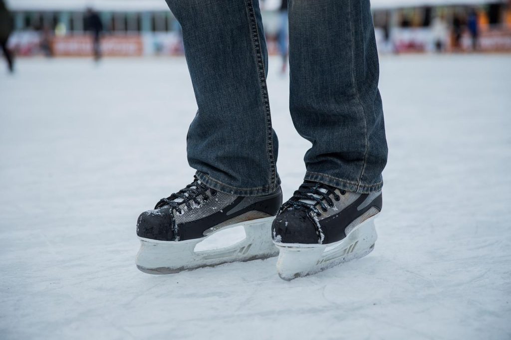 Gezellige ijsbaan in Etten-Leur met schaatsers die van de winterse atmosfeer genieten