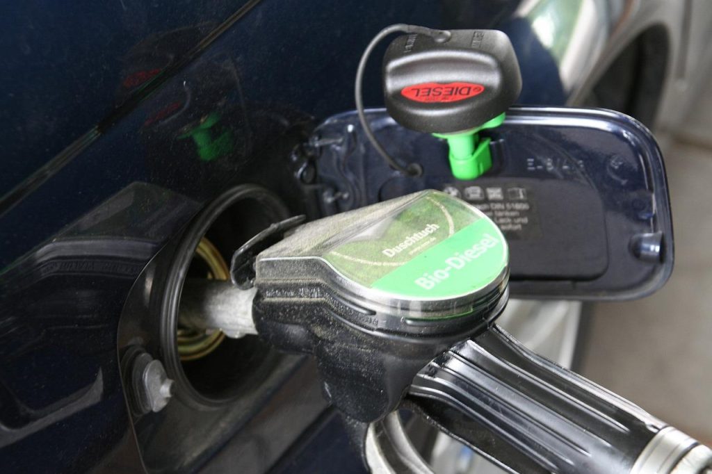 Benzineprijs Hengelo visualisatie met groene vervoersalternatieven zoals elektrische auto's en fietsen voor duurzame mobilite