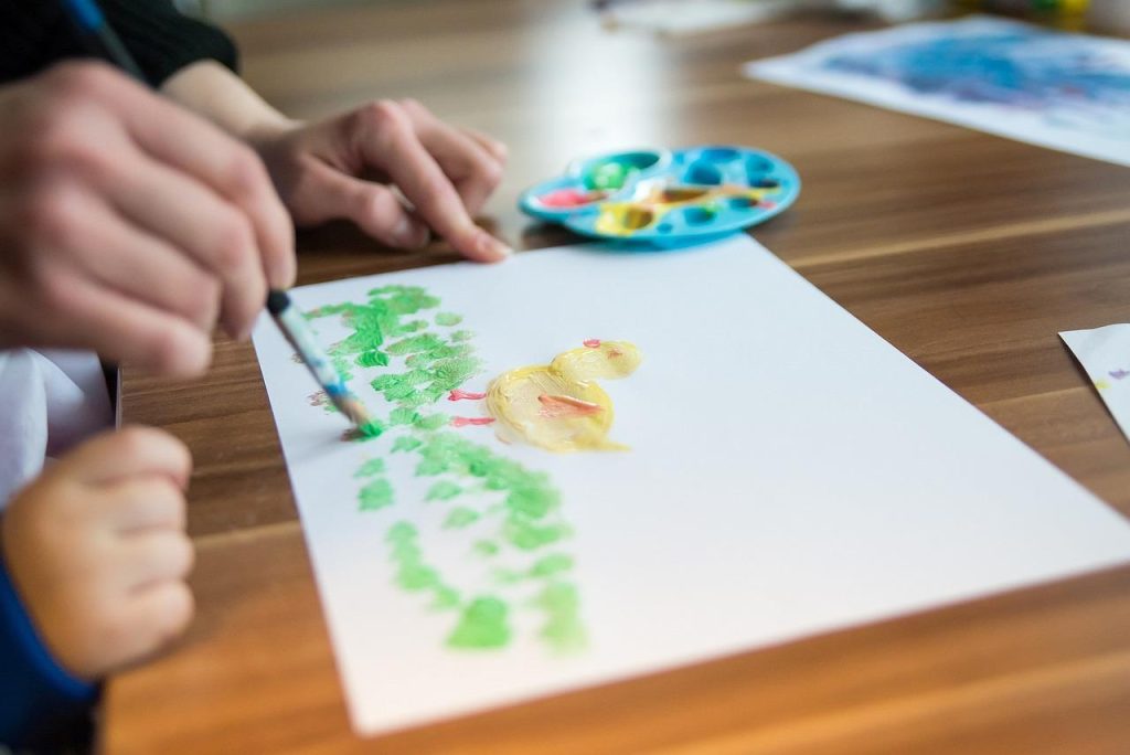 Kinderen spelen en leren samen in het kinderdagverblijf in Wageningen met begeleiding van professionele opvoeders
