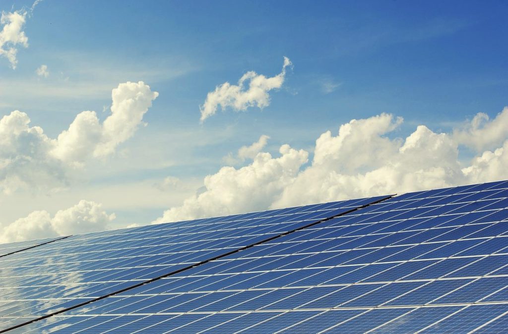 Groendak met zonnepanelen voor optimale efficiëntie en duurzaamheid op dakoppervlak