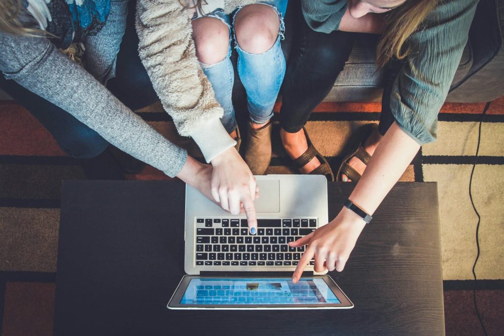 Visualisatie van de top 10 must-have integraties voor Lightspeed webshop met tools voor marketing, betalingen en klantenservi