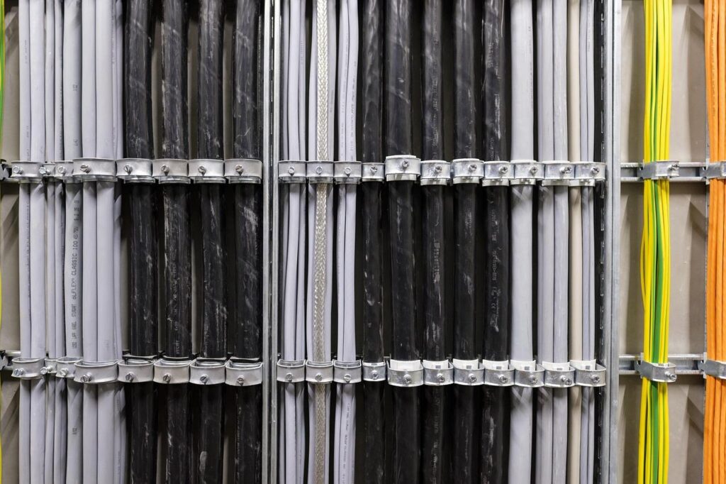 Praktische oplossing voor kabelmanagement thuis met netjes georganiseerde draden en kabelbinders voor veiligheid en overzicht